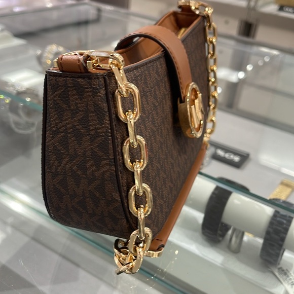 MICHAEL KORS
Carmen Small Shoulder Bag
Brown Signature
NWT - Picture 12 of 16